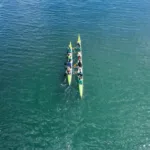 Remadores em canoa havaiana na Baía de Guanabara durante a Remada Ecológica