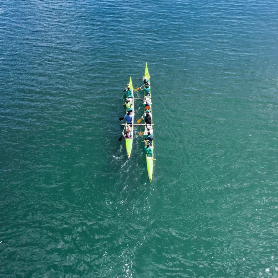 Remadores em canoa havaiana na Baía de Guanabara durante a Remada Ecológica