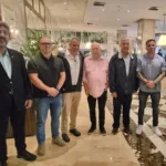 Participantes da reunião da Cimeira no lobby do Hotel Windsor Marapendi, na Barra da Tijuca, entre eles o presidente do HotéisRIO, Alfredo Lopes, e os comandantes do 18º e do 31º BPM