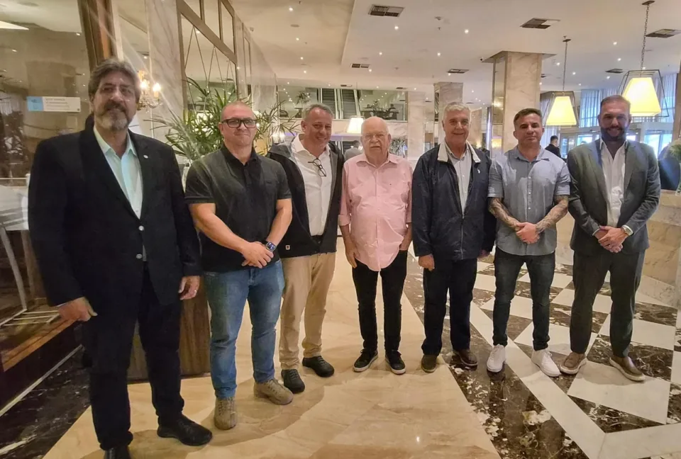 Participantes da reunião da Cimeira no lobby do Hotel Windsor Marapendi, na Barra da Tijuca, entre eles o presidente do HotéisRIO, Alfredo Lopes, e os comandantes do 18º e do 31º BPM