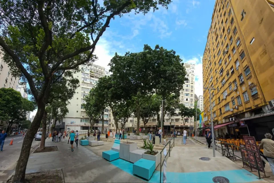 Praça Sarah Kubitschek revitalizada, em Copacabana, com novos equipamentos de lazer