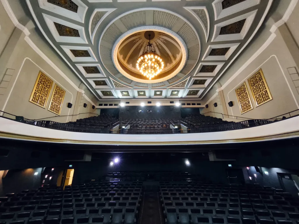 Plateia e balcão do Cine Odeon, na Cinelândia, com teto ornamentado e lustre central