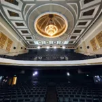 Plateia e balcão do Cine Odeon, na Cinelândia, com teto ornamentado e lustre central