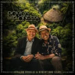 Capa do álbum Aos Povos da Floresta com Nivaldo Ornelas e Robertinho Silva sorrindo, de chapéu, sentados diante de mata e de uma cabana de palha