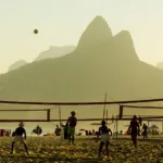 Atividade esportiva ao ar livre no Rio de Janeiro, com paisagem da cidade ao fundo