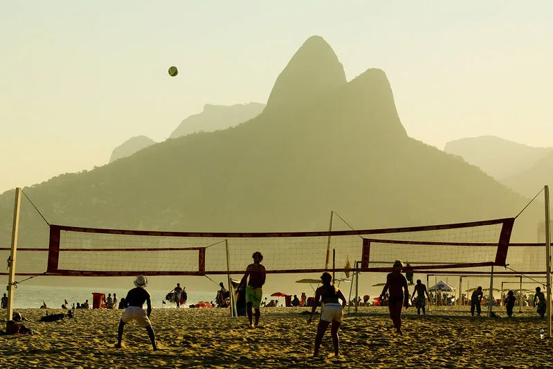 Atividade esportiva ao ar livre no Rio de Janeiro, com paisagem da cidade ao fundo