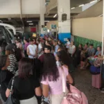 Passageiros com malas aguardam embarque na plataforma C da Rodoviária do Rio no início do feriadão de outubro de 2026