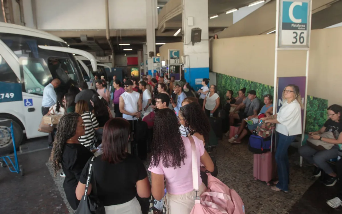 Passageiros com malas aguardam embarque na plataforma C da Rodoviária do Rio no início do feriadão de outubro de 2026