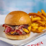 Burguer Roxy com fritas da casa, prato do cardápio infantil do Roxy em Copacabana