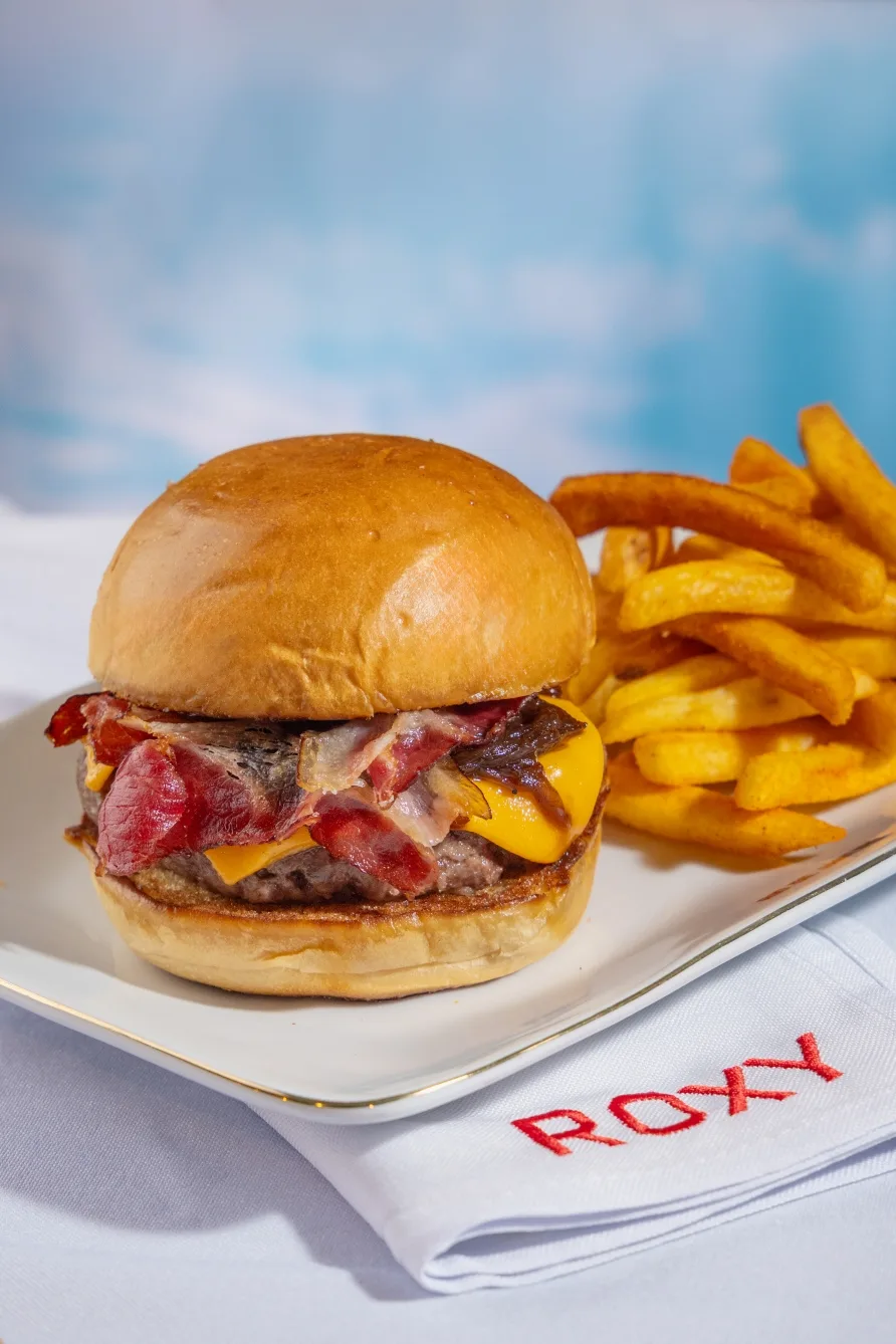Burguer Roxy com fritas da casa, prato do cardápio infantil do Roxy em Copacabana