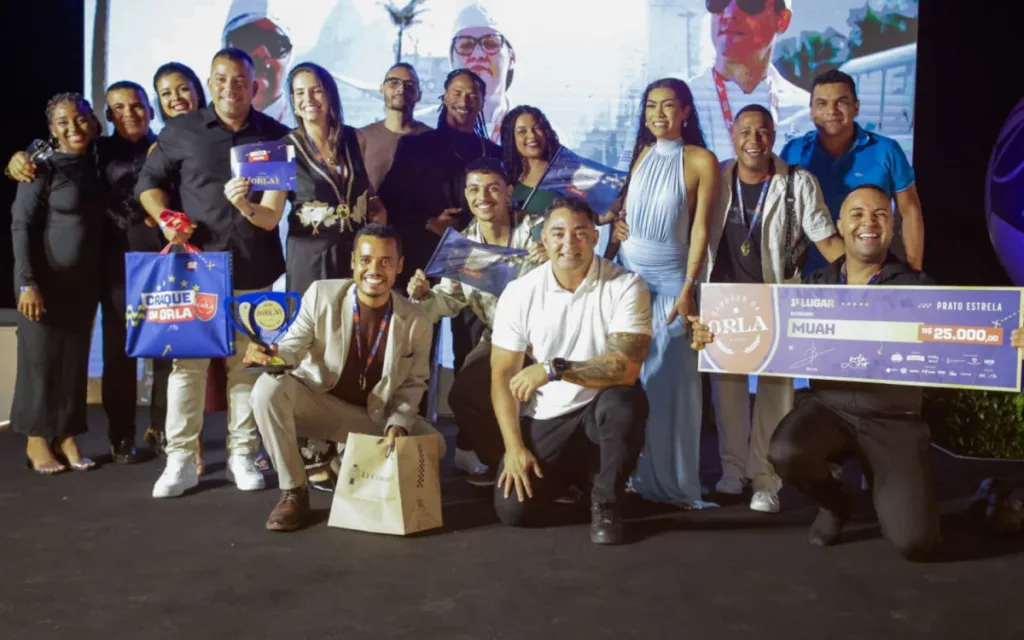 Equipe do Muah Gastrobar comemora no palco o primeiro lugar na categoria Prato Estrela do Sabores da Orla 2026