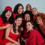 Apresentação de roda de samba ao ar livre na Rua do Senado, no Centro do Rio de Janeiro