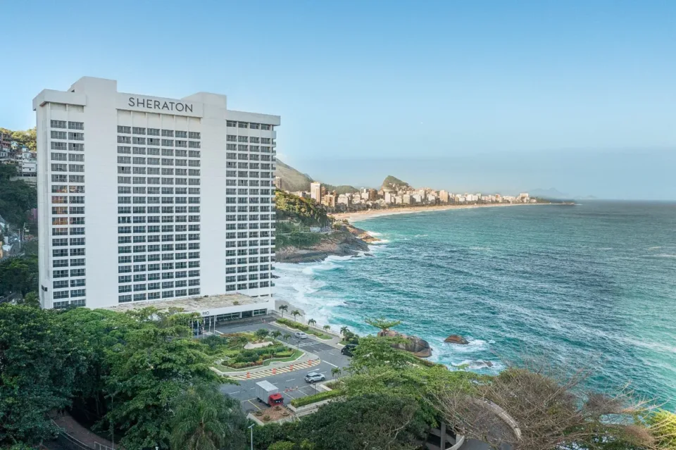 Fachada do Sheraton Grand Rio Hotel & Resort, na Avenida Niemeyer, com a orla do Leblon e de Ipanema ao fundo