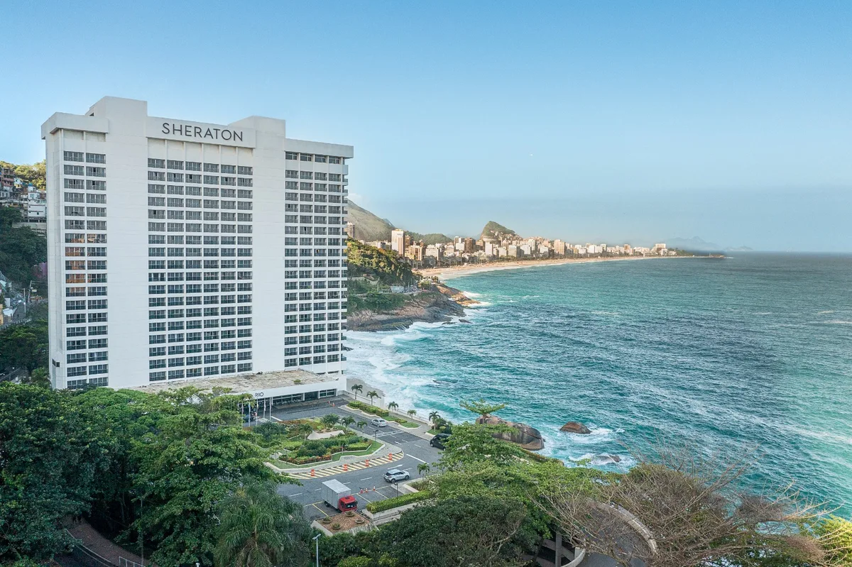 Fachada do Sheraton Grand Rio Hotel & Resort, na Avenida Niemeyer, com a orla do Leblon e de Ipanema ao fundo