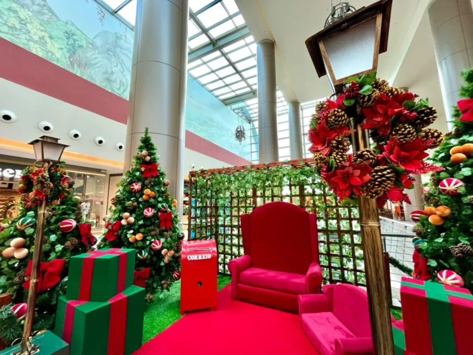 Cadeira do Papai Noel na decoração Bosque do Natal do Shopping Metropolitano Barra