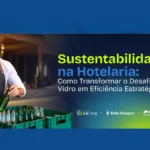 Profissional de hotelaria separando garrafas de vidro em caixa de coleta seletiva, em ação de logística reversa