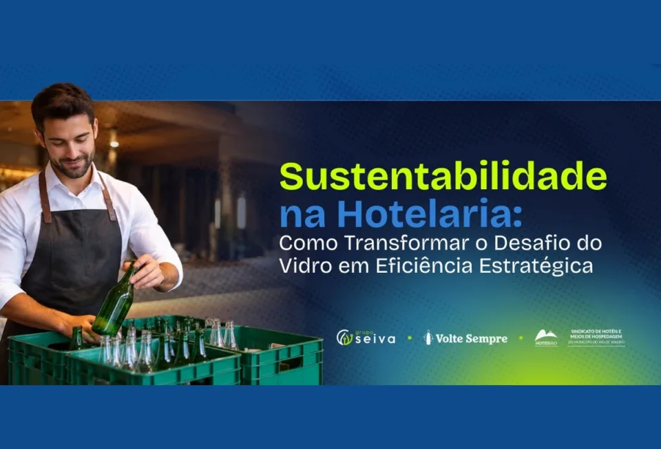 Profissional de hotelaria separando garrafas de vidro em caixa de coleta seletiva, em ação de logística reversa