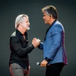 Victor e Leo se cumprimentam no palco durante show