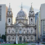 Fachada da Igreja da Candelária, no Centro do Rio de Janeiro, cercada por prédios