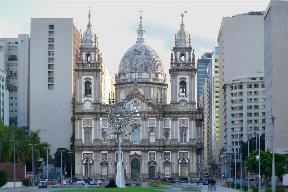 Fachada da Igreja da Candelária, no Centro do Rio de Janeiro, cercada por prédios